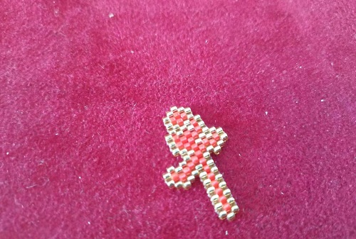 2月22日，兼職手工活外發(fā)加工在家可做，在家掙錢的好副業(yè)，開飾品加工廠，在手工之家，要掙錢就要行動(dòng)起來，圖為串珠米珠繡手工產(chǎn)品剪影