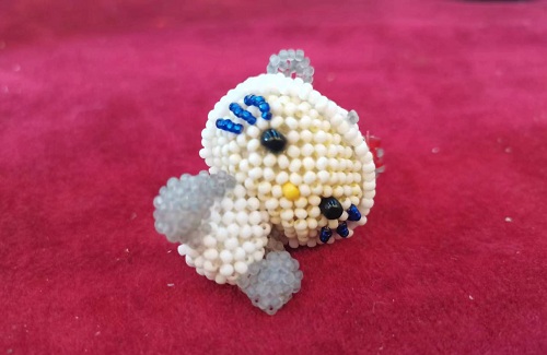 2月23日，手工活兼職可帶回家，開飾品加工廠，居家靈活就業(yè)創(chuàng)業(yè)好選擇，在手工之家，純手工有特點、能掙錢，圖為串珠米珠繡手工產(chǎn)品剪影