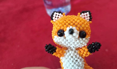 2月25日，外發(fā)手工領(lǐng)回家做，在家做手工副業(yè)掙錢，開飾品加工廠，拿回家做的手工項目，在手工之家，所有改變都是為了讓大家收入更好，圖為串珠米珠繡手工產(chǎn)品剪影