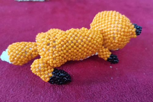 2月25日，外發(fā)手工領(lǐng)回家做，在家做手工副業(yè)掙錢，開飾品加工廠，拿回家做的手工項目，在手工之家，所有改變都是為了讓大家收入更好，圖為串珠米珠繡手工產(chǎn)品剪影