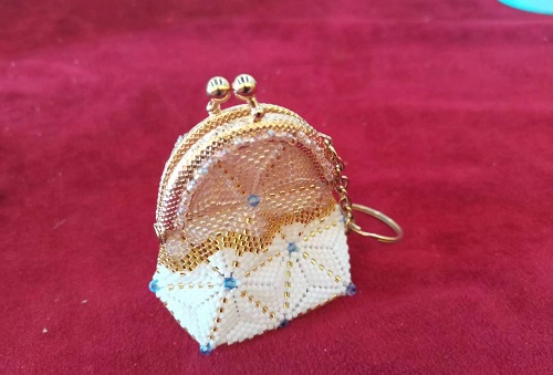 2月26日，可在家做的兼職手工活，想接正規(guī)廠家的手工項(xiàng)目，開飾品加工廠，放心在家做手工副業(yè)，找到手工之家，官方渠道合作才放心，圖為串珠米珠繡手工產(chǎn)品剪影