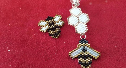 2月27日，附近有沒有兼職手工活，開飾品加工廠，居家靈活就業(yè)創(chuàng)業(yè)好副業(yè)，與手工之家合作，加工銷售大家就是要多掙錢，圖為串珠米珠繡手工產品剪影