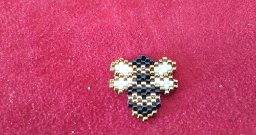 2月27日，附近有沒有兼職手工活，開飾品加工廠，居家靈活就業(yè)創(chuàng)業(yè)好副業(yè)，與手工之家合作，加工銷售大家就是要多掙錢，圖為串珠米珠繡手工產品剪影