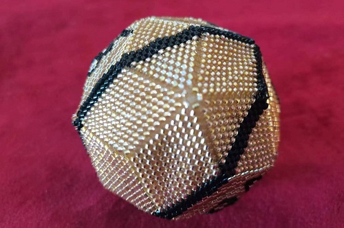 2月28日，手工兼職在家做是真的嗎，開飾品加工廠，在家做的手工好副業(yè)，敬業(yè)認真，讓大家與手工之家有良好的合作，圖為串珠米珠繡手工產(chǎn)品剪影