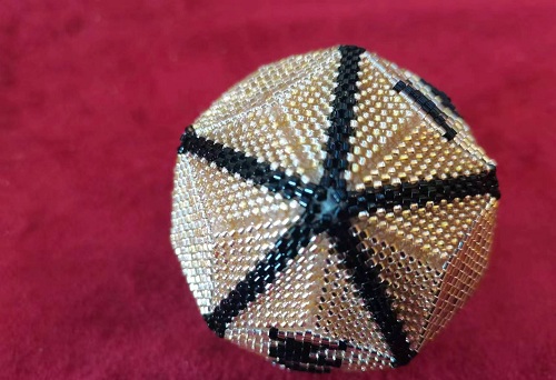 2月28日，手工兼職在家做是真的嗎，開飾品加工廠，在家做的手工好副業(yè)，敬業(yè)認真，讓大家與手工之家有良好的合作，圖為串珠米珠繡手工產(chǎn)品剪影