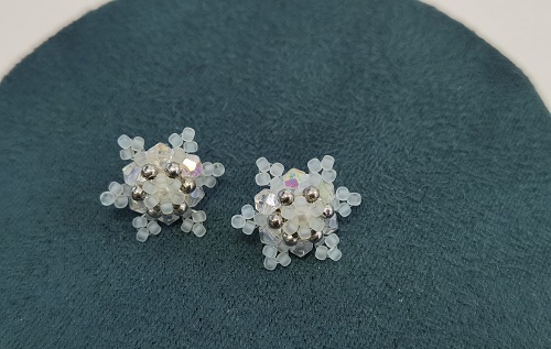 2月29日，在家里就能賺錢的工作，開飾品加工廠，居家靈活就業(yè)好副業(yè)，可信可靠，在手工之家，多總結更掙錢，圖為串珠米珠繡手工產品剪影