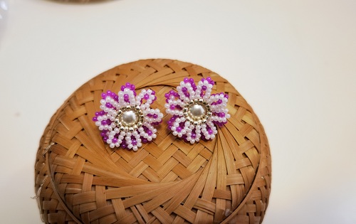 2月29日，在家里就能賺錢的工作，開飾品加工廠，居家靈活就業(yè)好副業(yè)，可信可靠，在手工之家，多總結更掙錢，圖為串珠米珠繡手工產品剪影