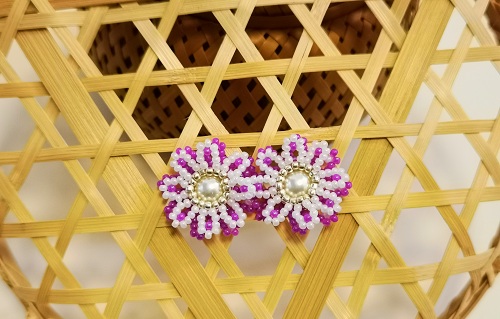 2月29日，在家里就能賺錢的工作，開飾品加工廠，居家靈活就業(yè)好副業(yè)，可信可靠，在手工之家，多總結更掙錢，圖為串珠米珠繡手工產品剪影