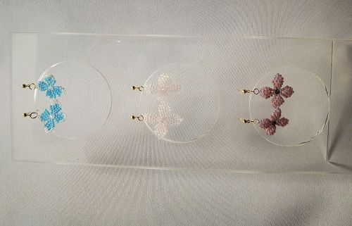 3月1日，手工活兼職招聘信息，開飾品加工廠，在家做手工副業(yè)靈活就業(yè)，與手工之家合作，你我都平等對待，圖為串珠純手工米珠繡手工產(chǎn)品剪影