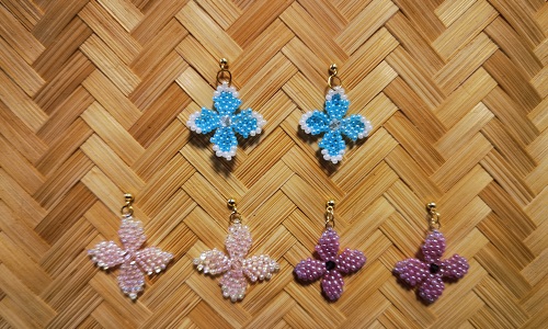 3月1日，手工活兼職招聘信息，開飾品加工廠，在家做手工副業(yè)靈活就業(yè)，與手工之家合作，你我都平等對待，圖為串珠純手工米珠繡手工產(chǎn)品剪影