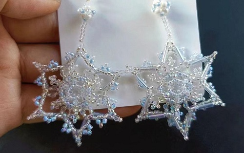 3月1日，手工活兼職招聘信息，開飾品加工廠，在家做手工副業(yè)靈活就業(yè)，與手工之家合作，你我都平等對待，圖為串珠純手工米珠繡手工產(chǎn)品剪影