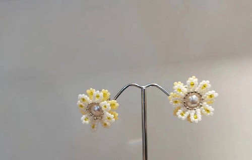 3月3日，兼職手工活外發(fā)加工在家可做，開(kāi)飾品加工廠，靈活就業(yè)創(chuàng)業(yè)項(xiàng)目，在手工之家，多付出就有好收入，圖為串珠米珠繡手工產(chǎn)品剪影