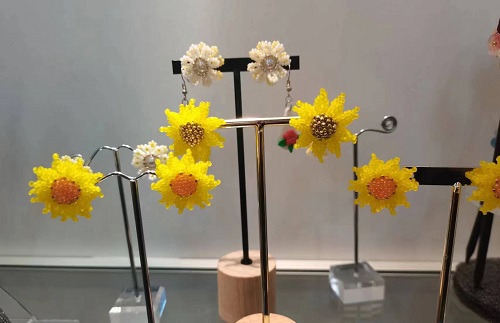 3月3日，兼職手工活外發(fā)加工在家可做，開(kāi)飾品加工廠，靈活就業(yè)創(chuàng)業(yè)項(xiàng)目，在手工之家，多付出就有好收入，圖為串珠米珠繡手工產(chǎn)品剪影