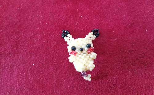 3月4日，外發(fā)加工接單平臺，正規(guī)手工加工回收項(xiàng)目，開飾品加工廠，選手工之家，掙錢的方式多，圖為串珠米珠繡手工產(chǎn)品剪影