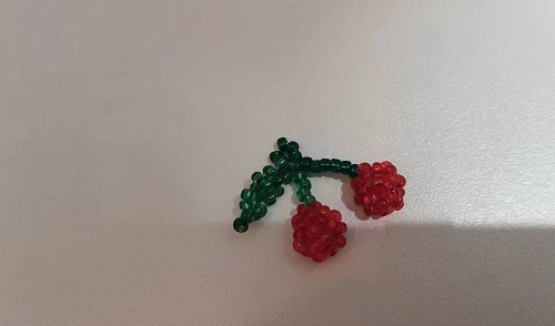 3月6日，在家能做的手工活兼職，正規(guī)可靠的手工副業(yè)，開飾品加工廠，選手工之家，合作共贏無障礙，圖為串珠米珠繡手工產(chǎn)品剪影