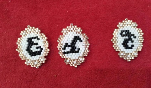 3月8日，手工兼職在家做是真的嗎，靈活就業(yè)手工項目，開飾品加工廠，在手工之家，純手工有優(yōu)勢有前景，圖為串珠米珠繡手工產品剪影