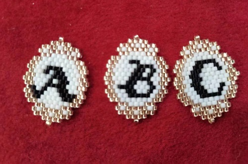 3月8日，手工兼職在家做是真的嗎，靈活就業(yè)手工項目，開飾品加工廠，在手工之家，純手工有優(yōu)勢有前景，圖為串珠米珠繡手工產品剪影