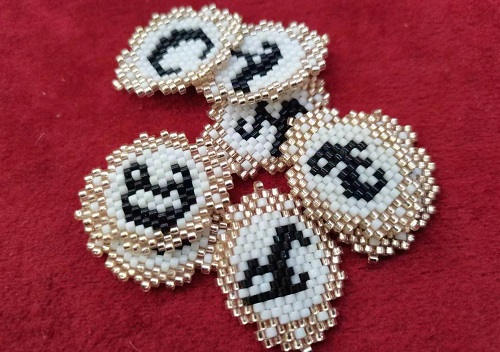 3月8日，手工兼職在家做是真的嗎，靈活就業(yè)手工項目，開飾品加工廠，在手工之家，純手工有優(yōu)勢有前景，圖為串珠米珠繡手工產品剪影