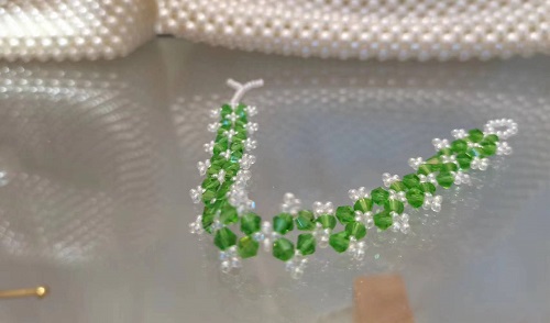 3月9日，在家做兼職的正規(guī)平臺，開飾品加工廠，居家手工好副業(yè)，與手工之家合作好好做有好回報，圖為串珠米珠繡手工產(chǎn)品剪影