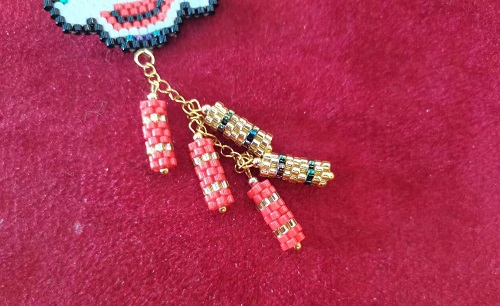 3月9日，在家做兼職的正規(guī)平臺，開飾品加工廠，居家手工好副業(yè)，與手工之家合作好好做有好回報，圖為串珠米珠繡手工產(chǎn)品剪影