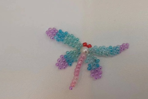 3月11日，正規(guī)手工活接單平臺，手工加工回收項目，開飾品加工廠，與手工之家合作，農(nóng)村城市各有優(yōu)勢，圖為串珠米珠繡手工產(chǎn)品剪影