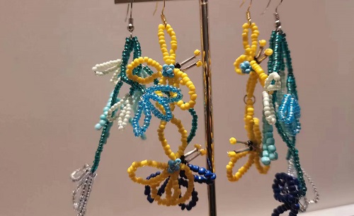 3月14日，附近有沒有兼職手工活,開飾品加工廠，農(nóng)村手工加工副業(yè)靈活就業(yè)，服務(wù)和產(chǎn)品是手工之家事業(yè)發(fā)展的助推力，圖為串珠米珠繡手工產(chǎn)品剪影