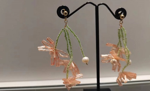 3月14日，附近有沒有兼職手工活,開飾品加工廠，農(nóng)村手工加工副業(yè)靈活就業(yè)，服務(wù)和產(chǎn)品是手工之家事業(yè)發(fā)展的助推力，圖為串珠米珠繡手工產(chǎn)品剪影