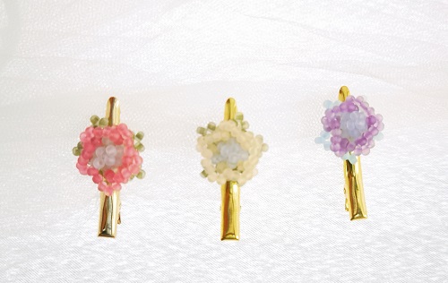 3月15日，手工兼職在家做是真的嗎？開飾品加工廠，正規(guī)手工活外發(fā)加工網(wǎng)副業(yè)，做好這兩點(diǎn)，在手工之家能有更好的收入，圖為串珠米珠繡手工產(chǎn)品剪影