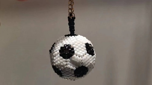 3月16日，手工兼職的正規(guī)網(wǎng)站，開飾品加工廠，在家做的手工靈活就業(yè)，在手工之家，網(wǎng)上線下合作一樣，圖為串珠米珠繡手工產(chǎn)品剪影