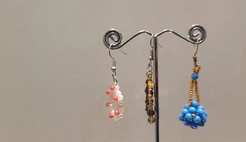 3月16日，手工兼職的正規(guī)網(wǎng)站，開飾品加工廠，在家做的手工靈活就業(yè)，在手工之家，網(wǎng)上線下合作一樣，圖為串珠米珠繡手工產(chǎn)品剪影