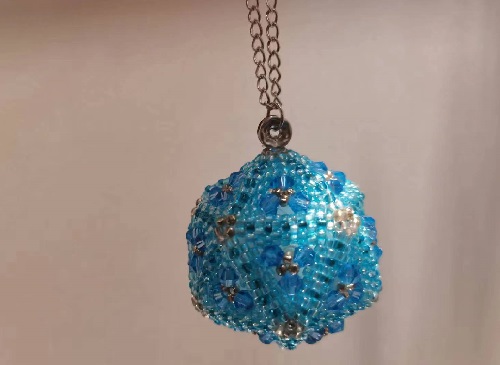 3月16日，手工兼職的正規(guī)網(wǎng)站，開飾品加工廠，在家做的手工靈活就業(yè)，在手工之家，網(wǎng)上線下合作一樣，圖為串珠米珠繡手工產(chǎn)品剪影