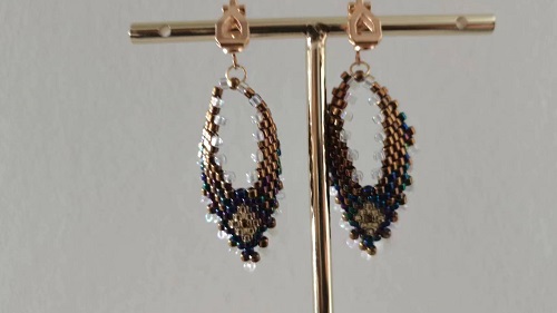 3月19日，手工活外發(fā)加工正規(guī)廠家直接發(fā)貨，手工靈活就業(yè)好選擇，開飾品加工廠，手工之家讓合適的人干合適的事，為了讓大家能多掙錢，圖為飾品類串珠手工產品剪影