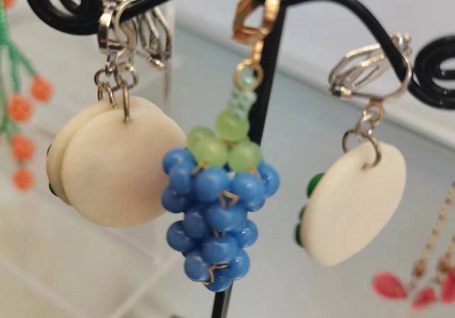 3月19日，手工活外發(fā)加工正規(guī)廠家直接發(fā)貨，手工靈活就業(yè)好選擇，開飾品加工廠，手工之家讓合適的人干合適的事，為了讓大家能多掙錢，圖為飾品類串珠手工產品剪影