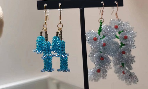 3月20日，在家怎么接手工活掙錢，在家做兼職的正規(guī)平臺，開飾品加工廠，在手工之家，加工銷售都會培訓(xùn)讓大家能做好，圖為飾品類串珠手工產(chǎn)品剪影