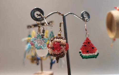 3月20日，在家怎么接手工活掙錢，在家做兼職的正規(guī)平臺，開飾品加工廠，在手工之家，加工銷售都會培訓(xùn)讓大家能做好，圖為飾品類串珠手工產(chǎn)品剪影