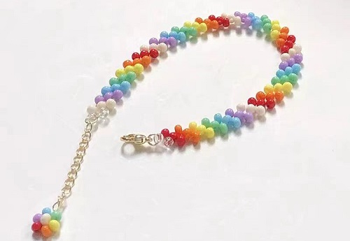 3月21日，手工活拿回家做在哪里找，外發(fā)加工接單平臺(tái)，在家做手工，開飾品加工廠，選手工之家，純手工掙錢可以這樣做，圖為飾品類串珠純手工產(chǎn)品剪影