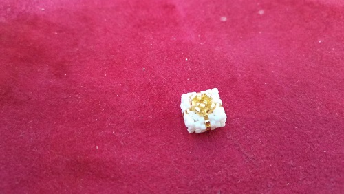 3月22日，兼職手工活可以帶回家做的，在家里做什么可以掙錢，開飾品加工廠，在手工之家，合作就是踏實，圖為串珠米珠繡純手工產(chǎn)品剪影