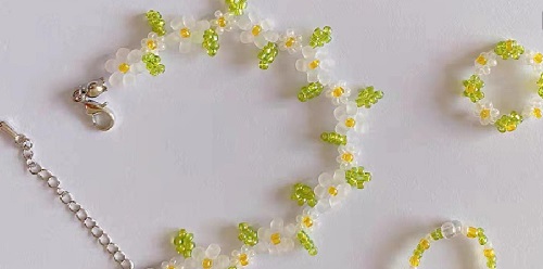 3月24日，在家做的手工活正規(guī)平臺，在家可以做的兼職工作，居家靈活就業(yè)好副業(yè)，開飾品加工廠，努力認(rèn)真，讓手工之家的合作人員收入很好，圖為串珠米珠繡手工產(chǎn)品剪影