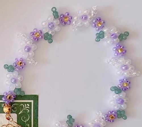 3月24日，在家做的手工活正規(guī)平臺，在家可以做的兼職工作，居家靈活就業(yè)好副業(yè)，開飾品加工廠，努力認(rèn)真，讓手工之家的合作人員收入很好，圖為串珠米珠繡手工產(chǎn)品剪影