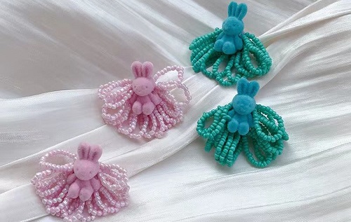 3月27日，外發(fā)手工活正規(guī)平臺，兼職手工在家可做，開飾品加工廠，在手工之家，居家掙錢就要好好干，圖為串珠米珠繡手工產(chǎn)品剪影