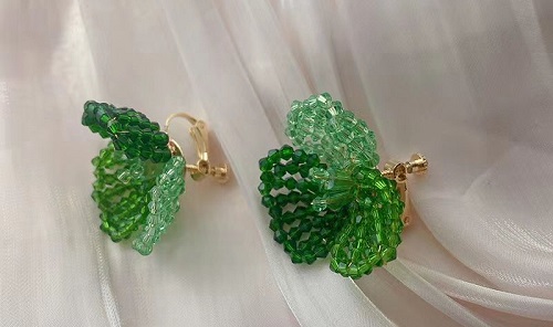 3月27日，外發(fā)手工活正規(guī)平臺，兼職手工在家可做，開飾品加工廠，在手工之家，居家掙錢就要好好干，圖為串珠米珠繡手工產(chǎn)品剪影