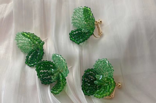 3月27日，外發(fā)手工活正規(guī)平臺，兼職手工在家可做，開飾品加工廠，在手工之家，居家掙錢就要好好干，圖為串珠米珠繡手工產(chǎn)品剪影