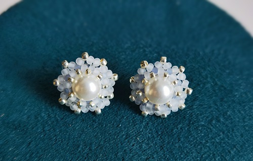 3月28日，在家可以做的兼職工作，在家手工靈活就業(yè)，開(kāi)飾品加工廠，手工之家的創(chuàng)新成長(zhǎng)，離不開(kāi)合作人員的支持和建議，圖為串珠米珠繡手工產(chǎn)品剪影