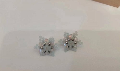 3月28日，在家可以做的兼職工作，在家手工靈活就業(yè)，開(kāi)飾品加工廠，手工之家的創(chuàng)新成長(zhǎng)，離不開(kāi)合作人員的支持和建議，圖為串珠米珠繡手工產(chǎn)品剪影