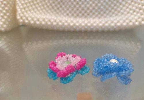 3月29日，兼職手工活可以帶回家做的，居家靈活就業(yè)好副業(yè)，開飾品加工廠，手工之家堅持用更多的純手工產(chǎn)品服務(wù)市場，圖為串珠米珠繡手工產(chǎn)品剪影