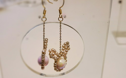 3月30日，在家兼職手工活，靈活就業(yè)創(chuàng)業(yè)手工副業(yè)，開飾品加工廠，在手工之家，良好的合作來源大家的了解，圖為串珠米珠繡手工產(chǎn)品剪影