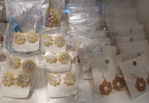 3月31日，附近有沒有兼職手工活，在家做的手工副業(yè)，開飾品加工廠，在手工之家，純手工項目很好做，圖為飾品類串珠手工產品剪影