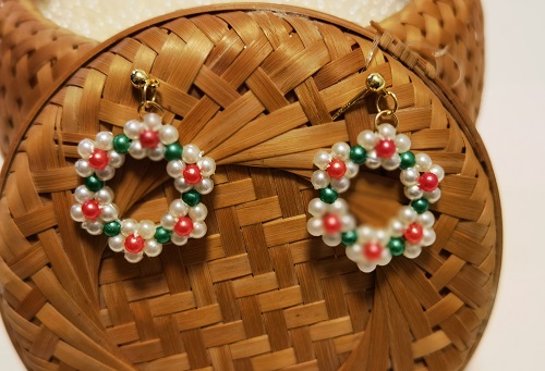 3月31日，附近有沒有兼職手工活，在家做的手工副業(yè)，開飾品加工廠，在手工之家，純手工項目很好做，圖為飾品類串珠手工產品剪影