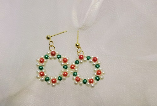 3月31日，附近有沒有兼職手工活，在家做的手工副業(yè)，開飾品加工廠，在手工之家，純手工項目很好做，圖為飾品類串珠手工產品剪影