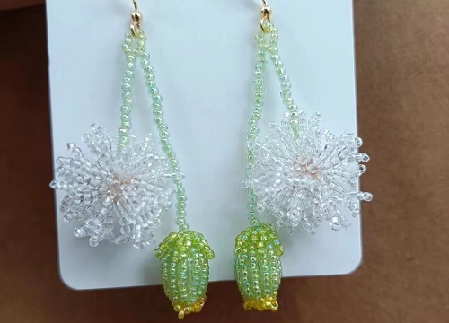 4月2日，在家做的手工活正規(guī)平臺，靈活就業(yè)好選擇，開飾品加工廠，在手工之家，掙錢的機會要抓住，圖為串珠米珠繡手工產(chǎn)品剪影